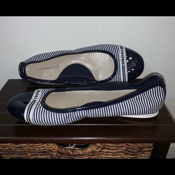 Women’s Tommy Hilfiger “Jakline” Navy/White Ballet Flats Size 9.5M NWOB - Picture 2 of 7